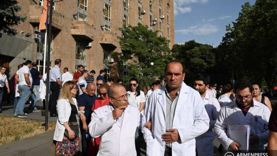 Doctors held a protest in front of the SIS in defense of Armen Charchyan