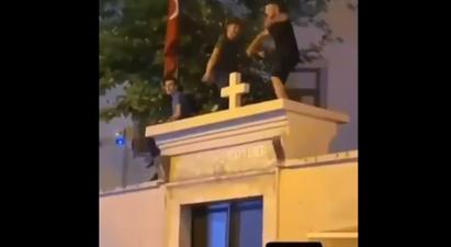 Ստամբուլում ձերբակալել են հայկական եկեղեցու պատի վրա պարող տղամարդկանց  |tert.am|