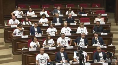 ԱԺ 1-ին նիստին «Հայաստան»-ը եկել է կալանավորված համայնքապետների լուսանկարներով շապիկներով |24news.am|
