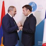 ՀՀ վարչապետն ու Ֆրանսիայի նախագահը հեռախոսազրույց են ունեցել, որի վերաբերյալ երկու կողմերը տարածել են մամուլի հաղորդագրություն։ Սակայն հեռախոսազրույցի մասին երկու կողմերի հաղորդագրություններում առկա ուղերձները տարբերվում են։ Բանն այն է, որ հայկական կողմի հաղորդագրության մեջ նշված է, թե նախագահ Մակրոնը հույժ կարևորել է Հայաստանի և Ադրբեջանի միջև սահմանագծումն ու սահմանազատումը, իսկ ֆրանսիական կողմի հաղորդագրության մեջ նման տող բացակայում է։ Իսկ ֆրանսիական կողմի հաղորդագրության մեջ նշված է, որ Ֆրանսիայի նախագահը վերահաստատել է իր աջակցությունը Հայաստանի տարածքային ամբողջականությանը, ինչը բացակայում է հայկական կողմի հաղորդագրության տեքստում։
