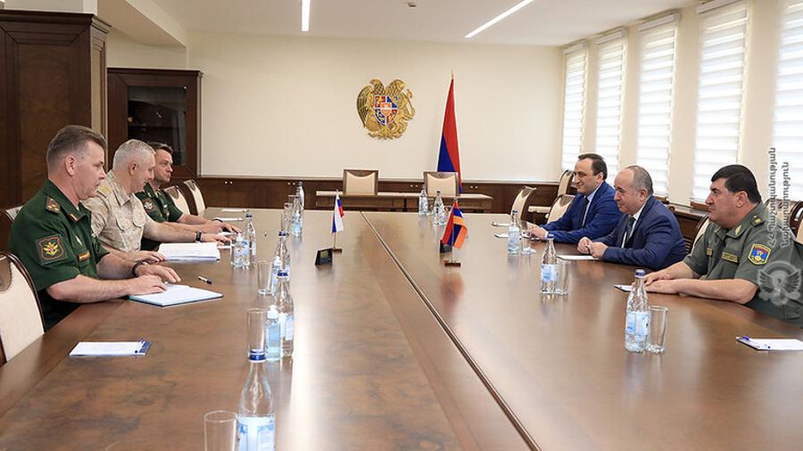 Արշակ Կարապետյանն ու Ռուստամ Մուրադովը քննարկել են իրադրությունը հայ-ադրբեջանական սահմանին