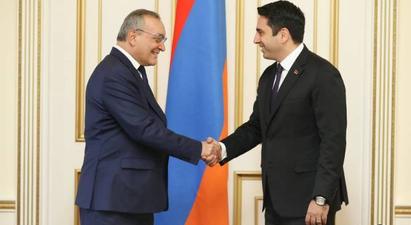 Հայկական զույգ պետությունների միջև միասնականությունը հիմնարար արժեք է. Ալեն Սիմոնյանն ընդունել է Արցախի ԱԺ նախագահին