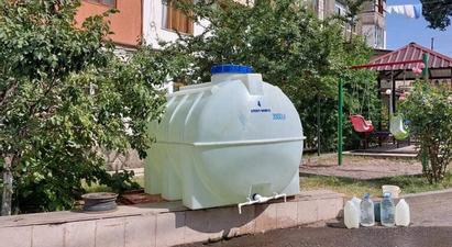 ԿԽՄԿ աջակցությամբ ջրով լի բաքեր են տեղադրվում Ստեփանակերտի ջրազուրկ բնակելի շենքերի բակերում  
