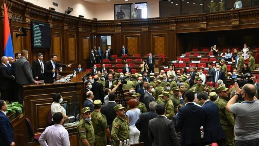 ԱԺ նախագահը քաղաքացիներից ներողություն խնդրեց միջադեպի համար. նիստում ընդմիջում հայտարարվեց |armenpress.am|