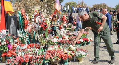 Վիտալի Բալասանյանը ծաղիկներ է խոնարհել Արցախյան և Հայրենական պատերազմներում զոհվածների շիրիմներին