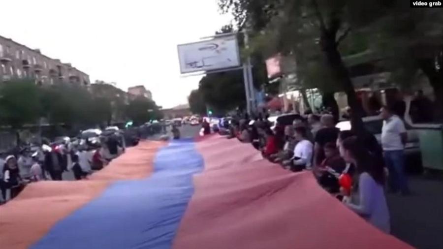 Երևանում մեկնարկել է ջահերով երթը դեպի Եռաբլուր |azatutyun.am|