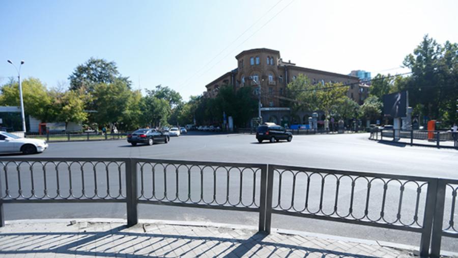 Երևանում արգելապատնեշներ են տեղադրվում այն փողոցներում, որտեղ երթևեկության աջ գոտին միշտ բաց է և չկան գծանշված հետիոտնային անցումներ
