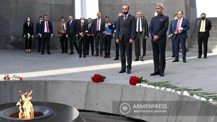 Հնդկաստանի ԱԳ նախարարը հարգանքի տուրք է մատուցել Հայոց ցեղասպանության զոհերի հիշատակին