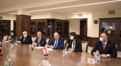 Հայաստանի և Վրաստանի պաշտպանության նախարարները քննարկել են համագործակցության ծրագրերը