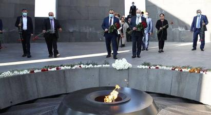 Վրաստանի ՍԴ նախագահը հարգանքի տուրք է մատուցել Հայոց ցեղասպանության զոհերի հիշատակին