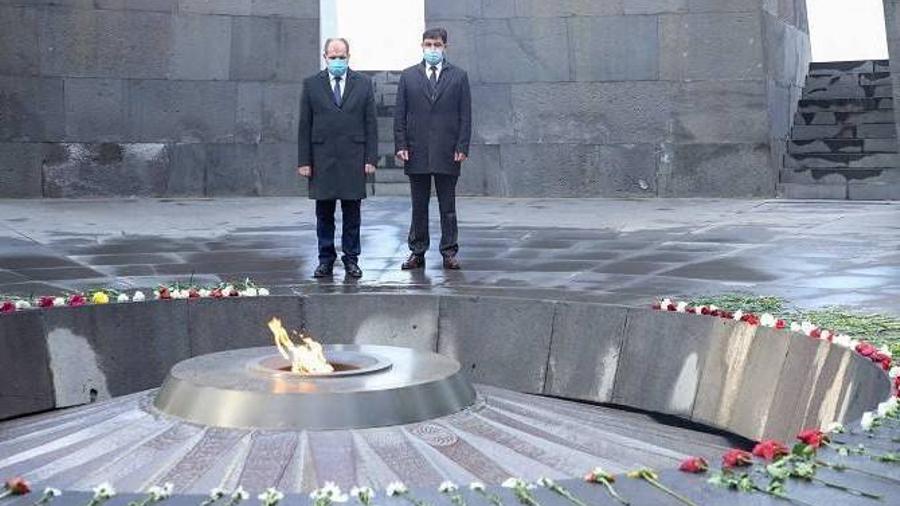 ՀՀ ԱԳՆ ներկայացուցիչները հարգանքի տուրք են մատուցել ցեղասպանությունների անմեղ զոհերի հիշատակին |armenpress.am|