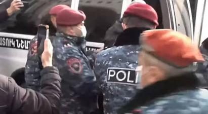 Ոստիկանությունը բերման է ենթարկել ԱԳՆ շենքում բողոքի ակցիա անցկացնող 13 անձի |armenpress.am|