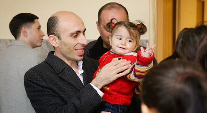 Արտակ Բեգլարյանը մասնակցել է զոհված զինծառայողների տեղահանված 20 ընտանիքի բնակարանամուտի արարողությանը
