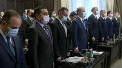 Կառավարության նիստի մասնակիցները մեկ րոպե լռությամբ հարգեցին Հայրենիքի համար կյանքը զոհաբերած նահատակների հիշատակը |armenpress.am|