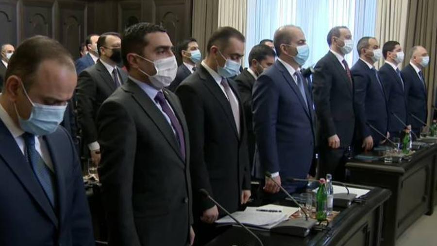 Կառավարության նիստի մասնակիցները մեկ րոպե լռությամբ հարգեցին Հայրենիքի համար կյանքը զոհաբերած նահատակների հիշատակը |armenpress.am|