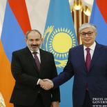 Նիկոլ Փաշինյանը հեռախոսազրույց է ունեցել Ղազախստանի նախագահ Կասիմ-Ժոմարտ Տոկաևի հետ: Ղազախստանի նախագահը տեղեկատվություն է փոխանցել երկրում ստեղծված իրավիճակի կարգավորման վերաբերյալ: Այդ համատեքստում անդրադարձ է կատարվել Ղազախստանում ՀԱՊԿ խաղաղապահ առաքելության գործունեության ավարտին և զորամիավորումների դուրս բերման գործընթացին: [ՀՀ կառավարություն]