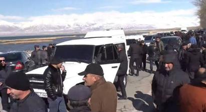 Վարդենիս-Մարտունի ավտոճանապարհի փակման բողոքի ակցիան ավարտվեց, ճանապարհը բացվեց |armenpress.am|