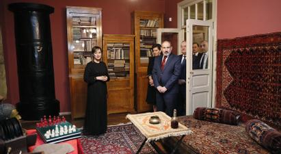 Վարչապետը տիկնոջ հետ այցելել է Եղիշե Չարենցի տուն-թանգարան