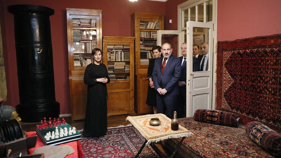 Վարչապետը տիկնոջ հետ այցելել է Եղիշե Չարենցի տուն-թանգարան