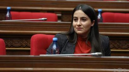 Աննա Կոստանյանը դադարեցնում է իր անդամակցությունը «Լուսավոր Հայաստան» կուսակցությանը