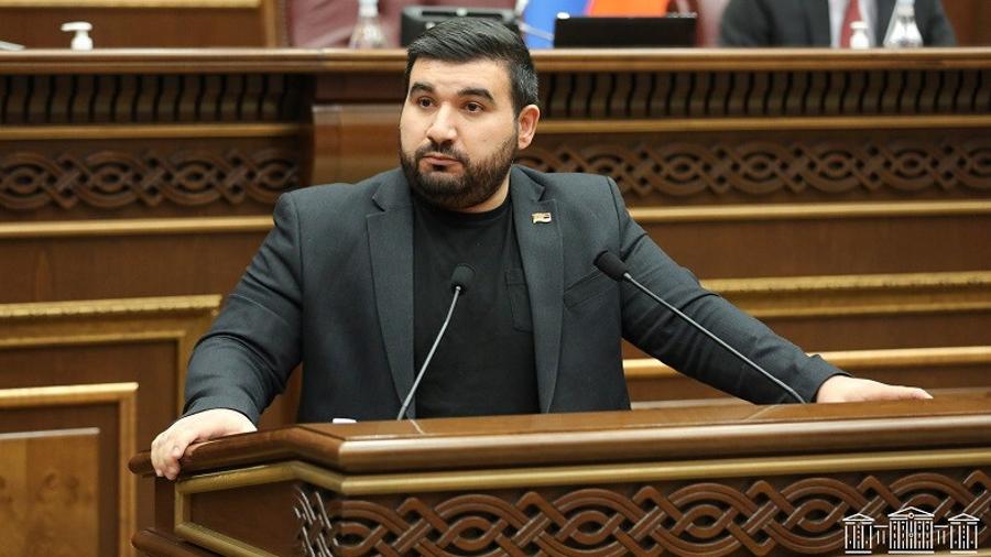 For 30 years, instead of ensuring the strength of the flag of Artsakh, they were busy robbing. Vahagn Aleksanyan removed the flag from the rostrum of the National Assembly