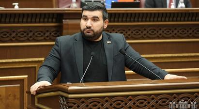 For 30 years, instead of ensuring the strength of the flag of Artsakh, they were busy robbing. Vahagn Aleksanyan removed the flag from the rostrum of the National Assembly
