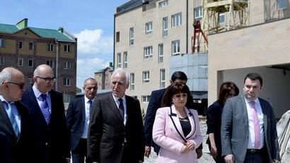 ՀՀ նախագահը Գյումրիում ծանոթացել է «Մուշ-2» թաղամասում Հայաստան համահայկական հիմնադրամի կողմից կառուցվող բնակելի շենքերի շինաշխատանքներին

