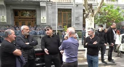 Զոհվածների ծնողները փակել են Վազգեն Սարգսյան փողոցը․ հանդիպում են պահանջում Արթուր Դավթյանի հետ |news.am|