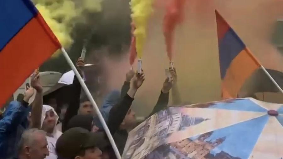 «Դիմադրության» շարժման մասնակիցները Մատենադարանի մոտից երթով վերադառնում են Ֆրանսիայի հրապարակ
 |news.am|