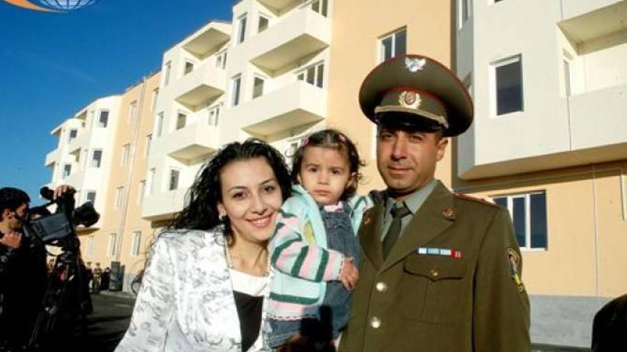 Ռազմաուսումնական հաստատությունն ավարտած սպաները կստանան 3 սենյականոց բնակարան Երևանում


 |armenpress.am|