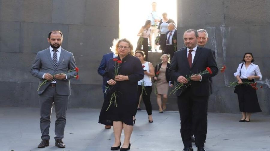 Գերմանիայի դաշնային նախարարն այցելել է Հայոց ցեղասպանության հուշահամալիր
