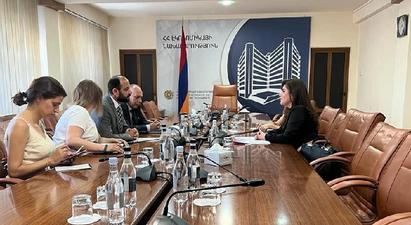 Էկոնոմիկայի փոխնախարարը և Ալբանիայի դեսպանը մտքեր են փոխանակել համատեղ գործարար համաժողովների կազմակերպման վերաբերյալ
