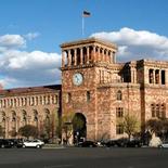 Relatives of POWs from Shirak spent the night in front of the Government building in Yerevan. They are still there at the moment. Earlier yesterday in the morning, the relatives of the POWs started a sit-in demanding a meeting with Prime Minister Nikol Pashinyan. During the entire day, no one from the Government met with them.