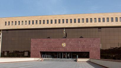 The parents of the fallen servicemen protesting in front of the Ministry of Defense, entered the building |news.am|