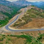 The newly constructed section of the Stepanakert-Goris alternative road starts from the 36th km of the Stepanakert-Berdzor highway, from the cross-road leading to Mets Shen of the Berdadzor sub-region. The road with a length of more than 21 km and a width of 11 meters passes through the Mets Shen, continues to the Hin Shen, and then stretches to the bridge built on the Aghavno River. The construction of the road was started by the Azerbaijani side back in 2021 and completed within a year.
