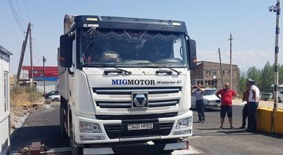 Բեռնատարների վարորդները փակել են Երևան-Մեղրի ճանապարհի երթևեկելի գոտիներից մեկը. պատճառը բեռնատարների կշռման գործընթացն է

 |armenpress.am|
