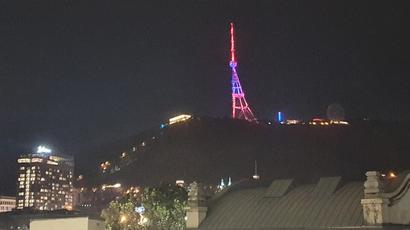 Թբիլիսիի հեռուստաաշտարակը լուսավորվել է Հայաստանի դրոշի գույներով
