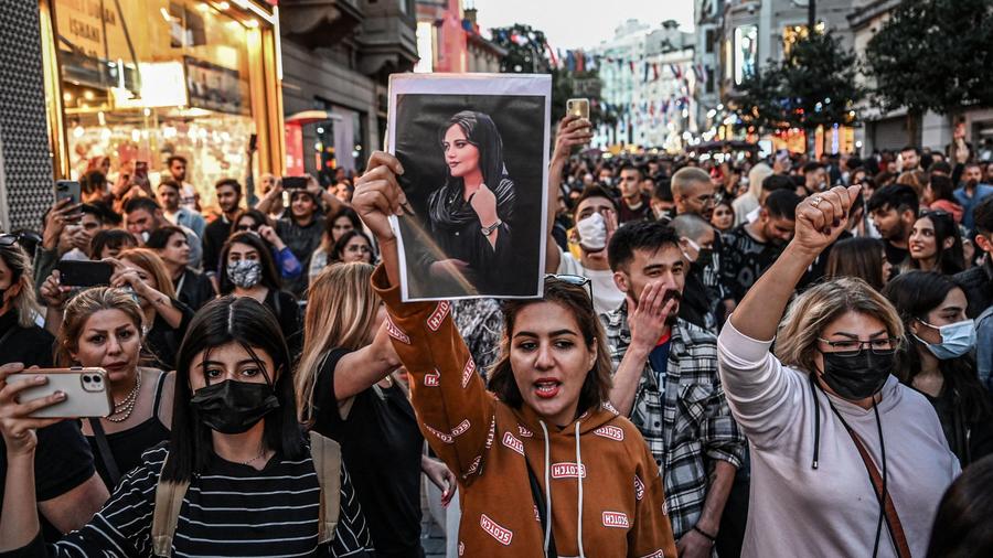 Իրանում հիջաբը «սխալ կրելու» համար ձերբակալված աղջկա մահից հետո չեն դադարում հակակառավարական ցույցերը |armtimes.com|