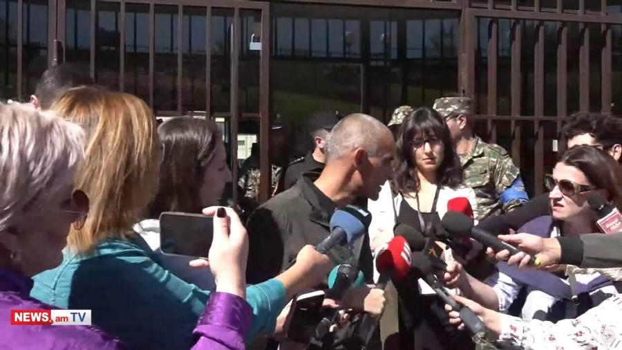 Ադրբեջանական վերջին հարձակման հետևանքով անհետ կորած զինծառայողների հարազատները բողոքի ակցիա են իրականացրել ՊՆ-ի շենքի մոտ |news.am|
