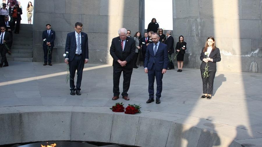 ԱՄՆ Ներկայացուցիչների պալատի անդամներն այցելել են Հայոց ցեղասպանության հուշահամալիր
