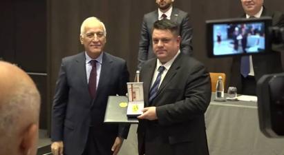 ՀՀ նախագահը Երախտագիտության մեդալով պարգևատրեց Բուլղարիա-Հայաստան բարեկամական խմբի ղեկավար Աթանաս Զաֆիրովին

 |armenpress.am|