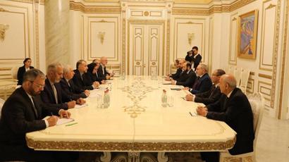 Իրանի արտաքին գործերի նախարարը Երևանում հանդիպել է Հայաստանի վարչապետի հետ