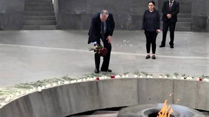 Պետդեպի Կովկասի և տարածաշրջանային հակամարտությունների հարցերով գրասենյակի տնօրենը հարգանքի տուրք է մատուցել Հայոց ցեղասպանության զոհերի հիշատակին


