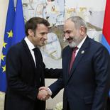 Փաշինյանը Թունիսում հանդիպել է Ֆրանսիայի նախագահ Էմանուել Մակրոնի հետ: Մտքեր են փոխանակվել նաև Հայաստանի, Ֆրանսիայի, Ադրբեջանի առաջնորդների և Եվրոպական խորհրդի նախագահի Պրահայում կայացած հանդիպման արդյունքների վերաբերյալ: Կարևորվել է Հարավային Կովկասում կայունության և անվտանգության ամրապնդման ուղղությամբ քայլերի իրականացումը: Փաշինյանը շեշտել է ադրբեջանական ագրեսիայի հետևանքների վերացման, ՀՀ սուվերեն տարածքից ադրբեջանական ստորաբաժանումների անհապաղ դուրսբերման անհրաժեշտությունը: