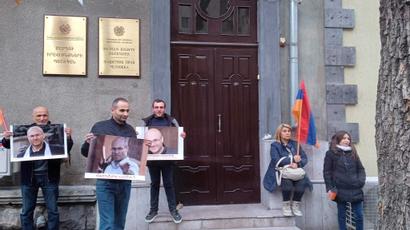 ԱԺԲ-ն ՄԻՊ գրասենյակի մոտ բողոքի ցույց իրականացրեց՝ Վարուժան Ավետիսյանին հիվանդանոց տեղափոխելու պահանջով