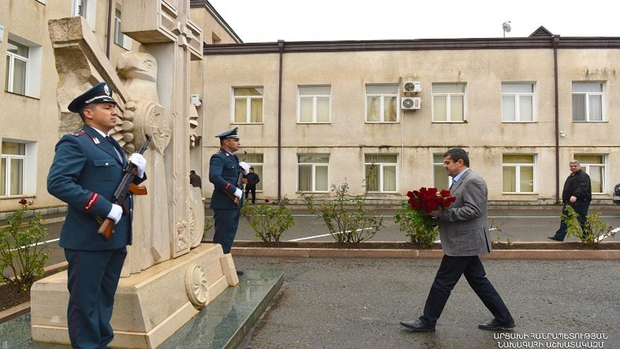 Արցախի նախագահը ծաղիկներ է դրել զոհված ոստիկանների հիշատակը հավերժացնող հուշակոթողին
