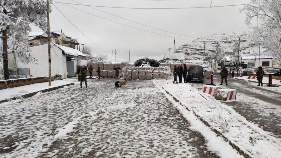 Ադրբեջանցի լրագրողները փորձել են ներխուժել Արցախի տարածք․ խաղաղապահները խոչընդոտել են