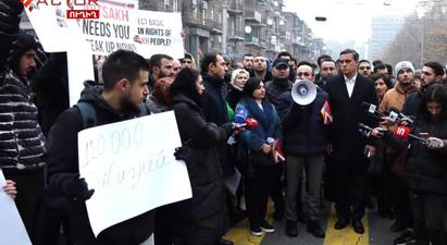 Ադրբեջանը չպետք է անպատժելիություն զգա, պետք է զգա, որ իր գործողությունները հստակ արձագանքի են արժանանում. բողոքի ակցիան շարունակվեց ՌԴ դեսպանատան մոտ 