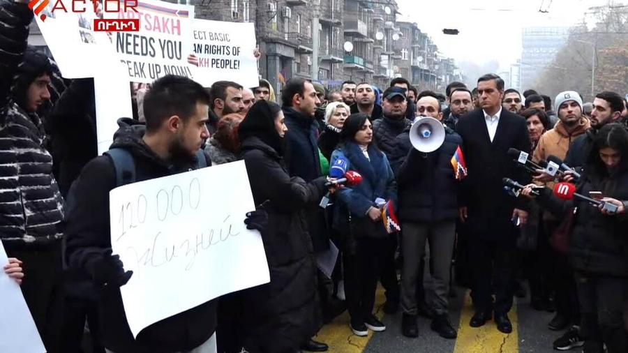 Ադրբեջանը չպետք է անպատժելիություն զգա, պետք է զգա, որ իր գործողությունները հստակ արձագանքի են արժանանում. բողոքի ակցիան շարունակվեց ՌԴ դեսպանատան մոտ 