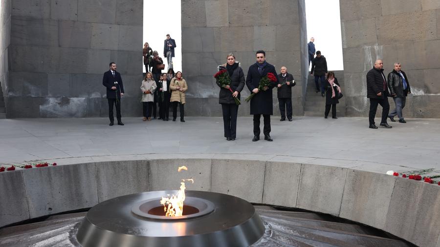 Ֆրանսիայի ԱԺ նախագահը հարգանքի տուրք է մատուցել Հայոց ցեղասպանության զոհերի հիշատակին
